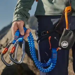 quelqu'un qui porte un Kit de via