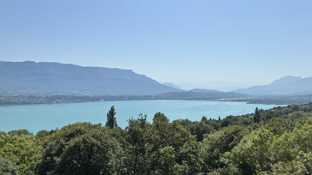 vue sur le bord ue lac du bourget en mars