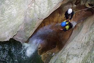 Trois personnes dans l'eau d'un canyon