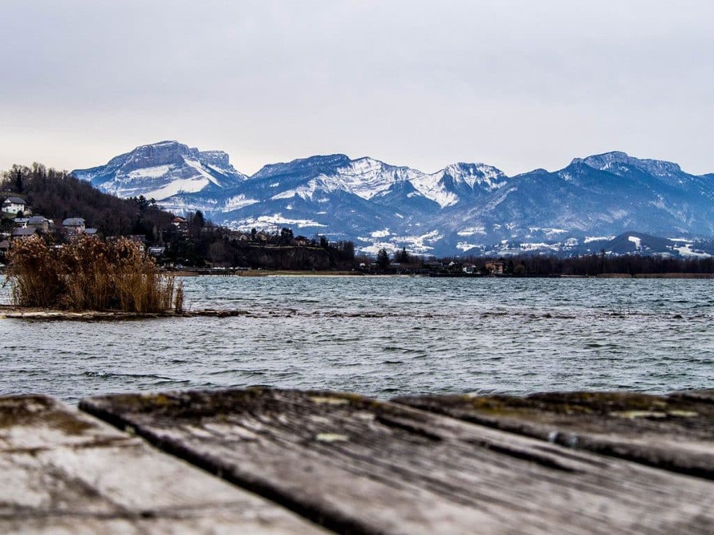vue sur le bord ue lac du bourget en mars