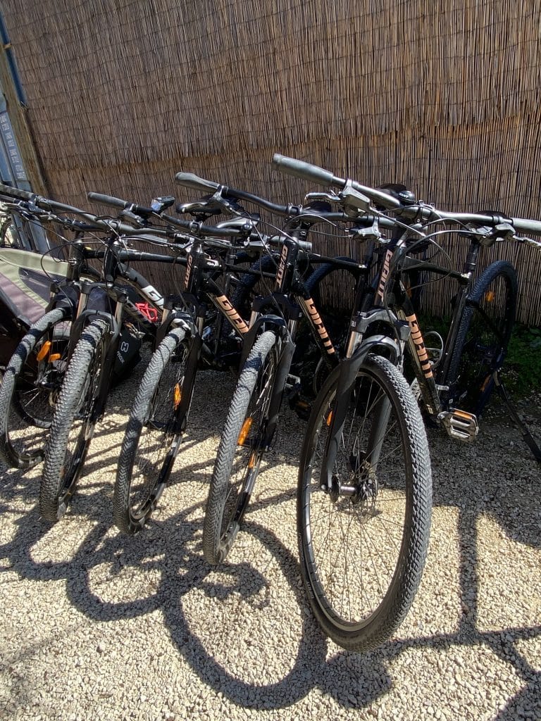 Vélo non électrique devant le point location