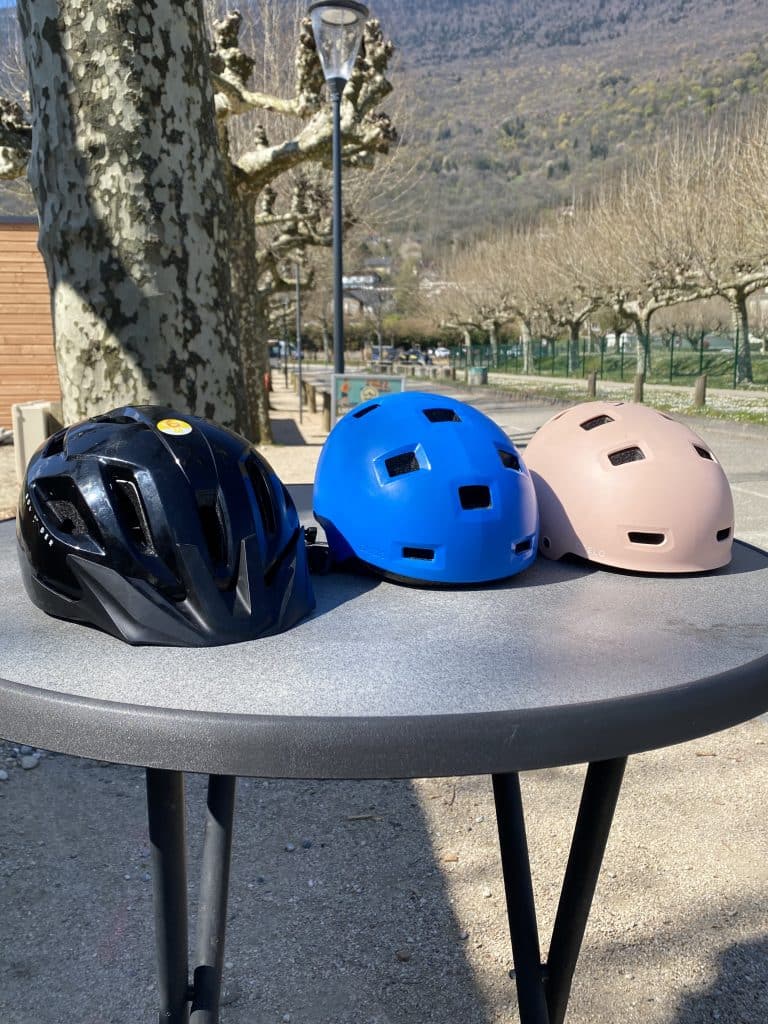 Casque sur une table
