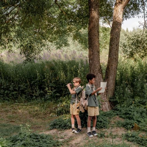 Deux enfants dans la forêt du Bourget du lac